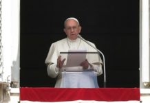 Víctimas chilenas de abusos asisten al ángelus del Papa