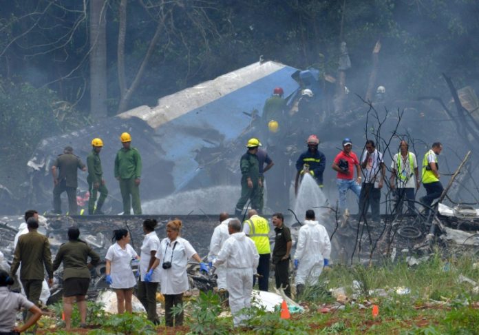 Avión se estrella con 104 pasajeros en Cuba, al menos tres sobrevivientes