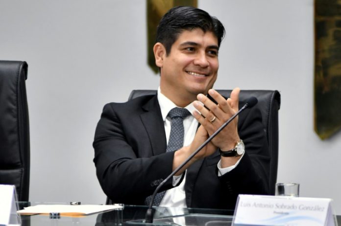 Carlos Alvarado asume la presidencia de Costa Rica con grandes desafíos