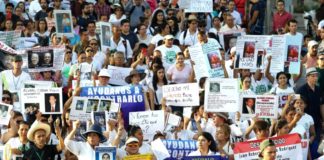 Cientos de personas marchan en México por desaparecidos