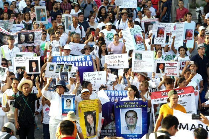 Cientos de personas marchan en México por desaparecidos