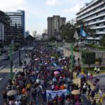 Comerciantes guatemaltecos marchan en apoyo al presidente señalado de corrupción