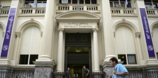El Banco Central de Argentina eleva las tasas a 40% para defender el peso