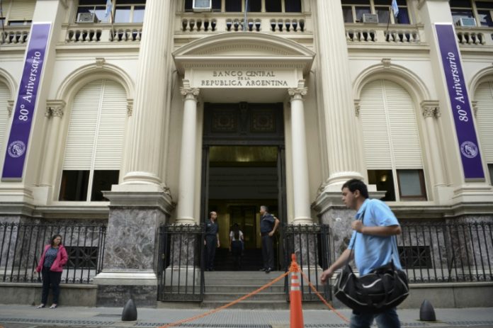 El Banco Central de Argentina eleva las tasas a 40% para defender el peso