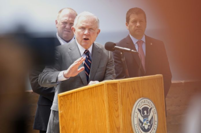Familias que entren ilegalmente a EEUU serán separadas, dice fiscal general