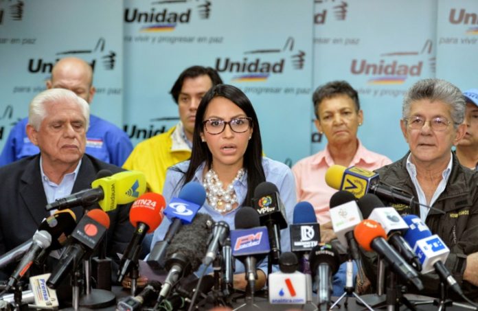Golpes y gases contra opositores presos en servicio de inteligencia de Venezuela