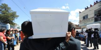Los restos de 23 desaparecidos son entregados a sus familias en Perú