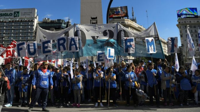 Macri llama a bajar déficit fiscal y acordar con FMI tras dar por superada crisis / AFP