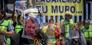 Migrantes protestan contra Donald Trump en fronteriza ciudad de Tijuana