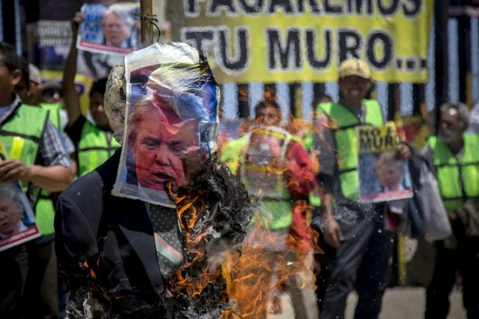 Migrantes protestan contra Donald Trump en fronteriza ciudad de Tijuana