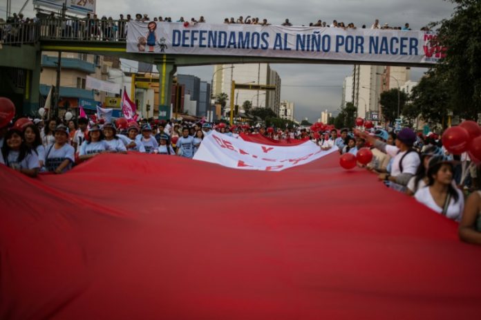 Miles de personas marchan contra el aborto en Perú