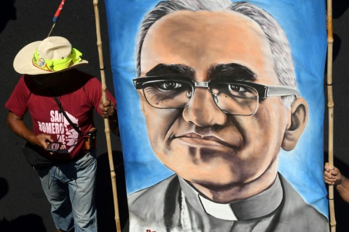 Monseñor Oscar Romero y Pablo VI serán canonizados el 14 de octubre en Roma / AFP