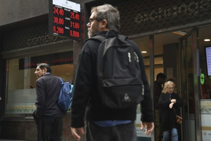 Peso argentino sigue bajo fuego de los mercados