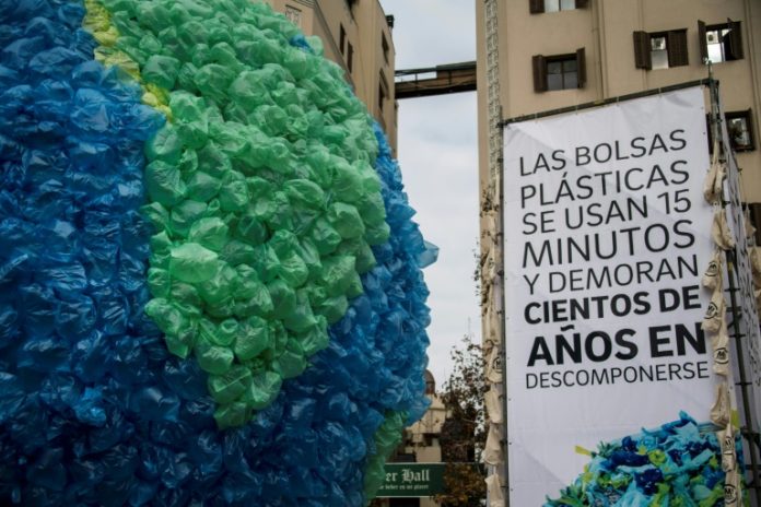 Piñera quiere prohibir las bolsas plásticas en Chile