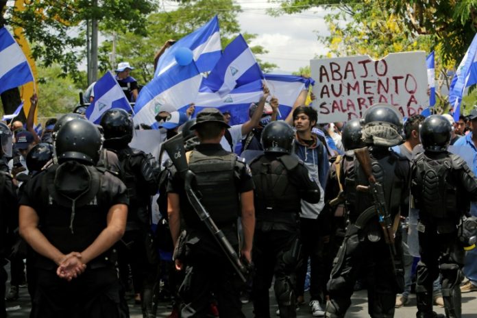 Policía antimotines impide marcha de jóvenes manifestantes en Nicaragua