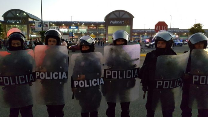 Relevan a 119 policías en México por sospecha de colusión con criminales