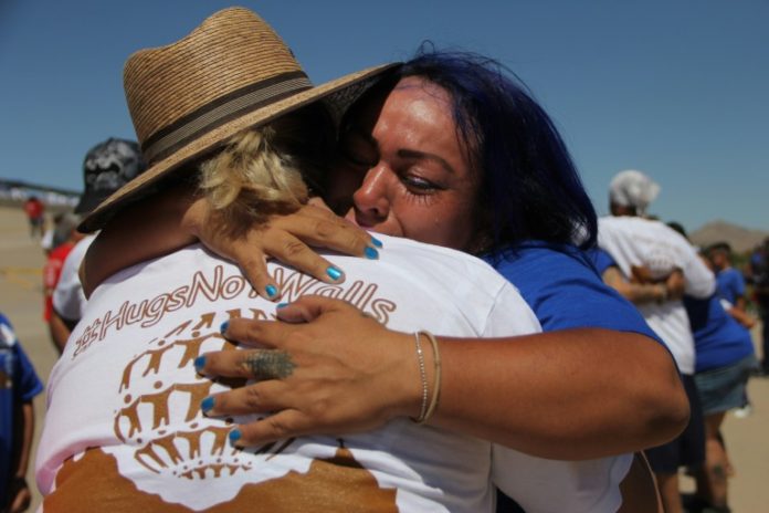 Un abrazo en la frontera México-EEUU, la historia de una familia desgarrada