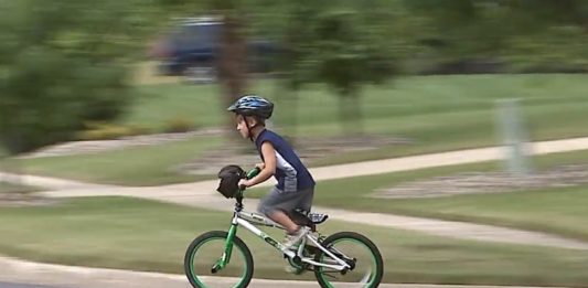 ¡Aviso! Los cascos de bicicleta protegen el cerebro