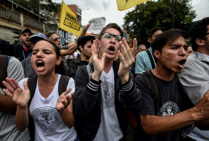 Éxodo, miedo y falta de liderazgo alejan a estudiantes venezolanos de protestas / AFP