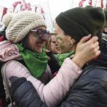 Aborto legal es aprobado en primer debate parlamentario en Argentina y va al Senado