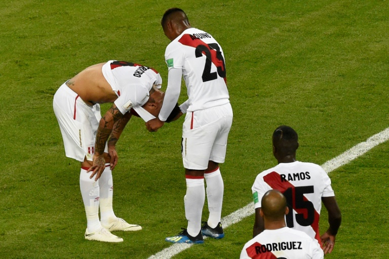 Argentina en un debut para el olvido y Perú tropieza en su regreso a un Mundial