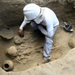 Arqueólogos hallan un nuevo sitio de sacrificio masivo de niños en Perú