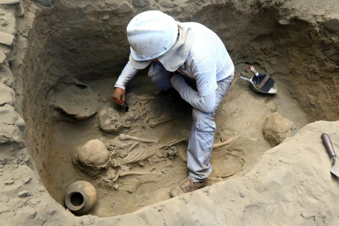 Arqueólogos hallan un nuevo sitio de sacrificio masivo de niños en Perú