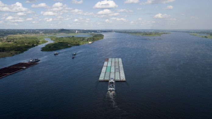 El boom de la soja convirtió a Paraguay en líder del transporte fluvial - Barcos y plataformas