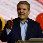 El derechista Iván Duque lidera los sondeos para el balotaje en Colombia