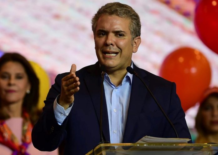 El derechista Iván Duque lidera los sondeos para el balotaje en Colombia