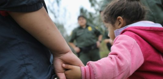 El llanto desesperado de niños separados de sus padres en la frontera de EEUU