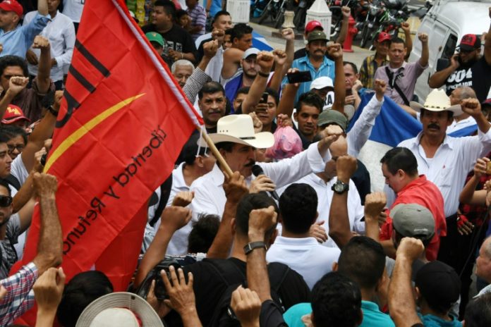 Hondureños protestan contra aumentos a los combustibles y electricidad