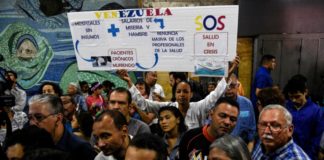 Pacientes venezolanos ruegan por medicinas - Miles están muriendo