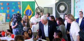 Pence y su esposa oran en Manaos por los refugiados venezolanos