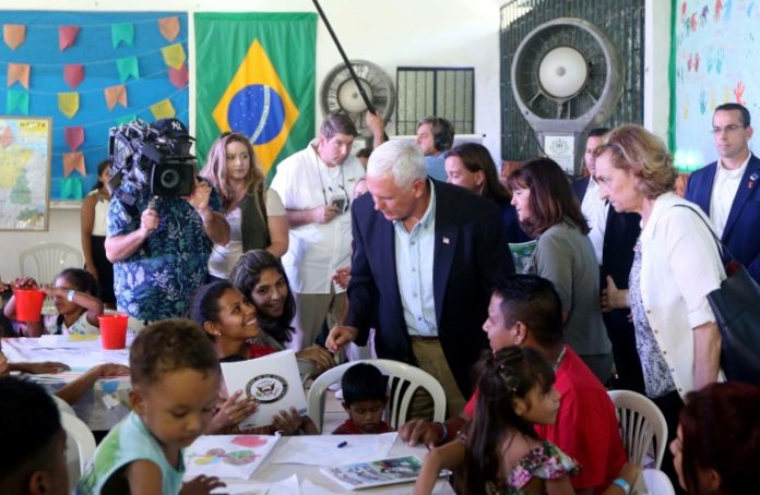 Pence y su esposa oran en Manaos por los refugiados venezolanos