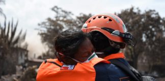 Sobrevivientes del volcán de Guatemala entierran a sus víctimas