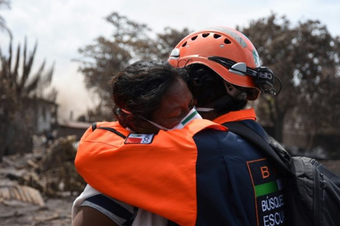 Sobrevivientes del volcán de Guatemala entierran a sus víctimas