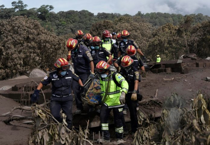 Suspenden búsqueda de desaparecidos en Guatemala tras erupción volcánica