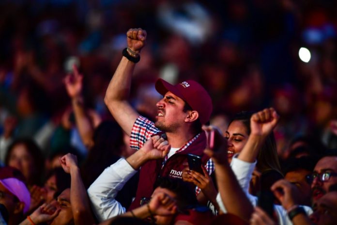 Súplicas y hasta un 'secuestro' en el triunfal cierre de campaña del mexicano López Obrador Súplicas y hasta un 'secuestro' en el triunfal cierre de campaña del mexicano López Obrador