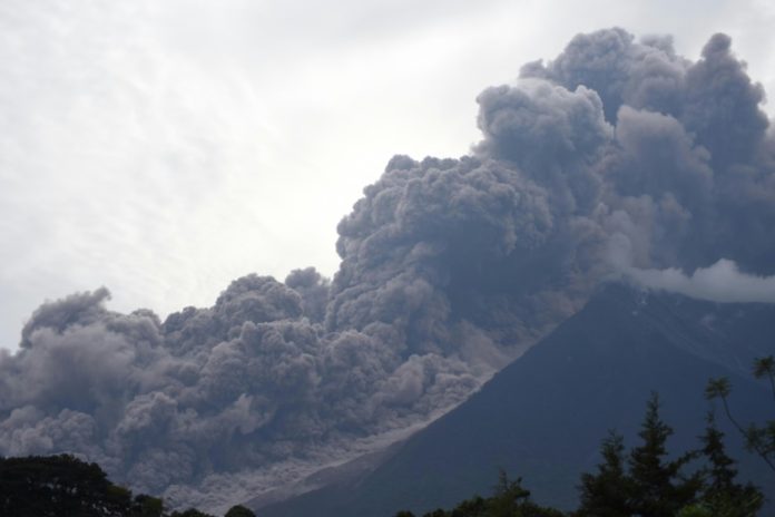 Unos 25 muertos deja potente explosión de volcán de Fuego en Guatemala