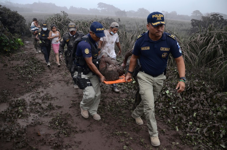 Unos 25 muertos deja potente explosión de volcán de Fuego en Guatemala - Rescatistas