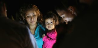Con más de 700 niños migrantes aún separados de sus familias, está Trump en desacato