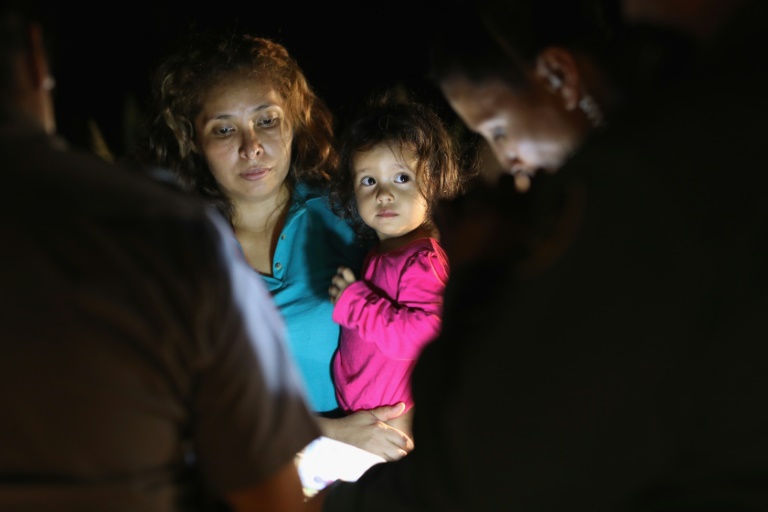 Con más de 700 niños migrantes aún separados de sus familias, está Trump en desacato