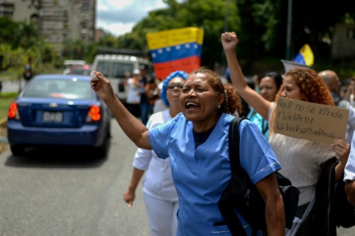 Con una caravana, trabajadores de la salud cumplen un mes de huelga en Venezuela