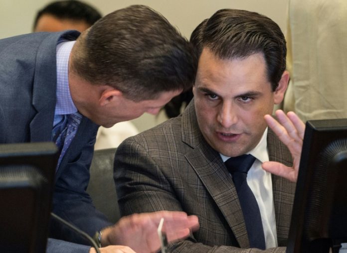 EEUU descarta opción militar en Nicaragua 'en este momento' El embajador de Estados Unidos ante la Organización de los Estados Americanos (OEA), Carlos Trujillo, habla con un asistente antes de una reunión en la sede de la OEA en Washington DC el 18 de julio de 2018. © AFP Andrew CABALLERO-REYNOLDS
