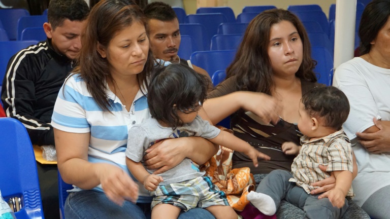 EEUU en camino a reunir con sus padres a los niños inmigrantes 'elegibles'