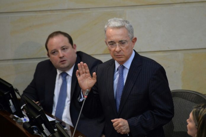 El expresidente Uribe renuncia al Senado por investigación judicial en Colombia