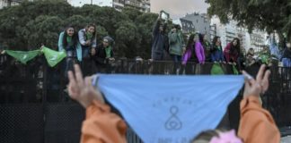 El pañuelo verde por el derecho al aborto, nuevo ícono en Argentina