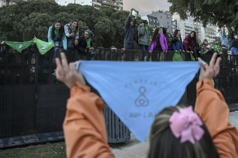 El pañuelo verde por el derecho al aborto, nuevo ícono en Argentina