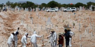 rabajadores forenses trabajan en la inhumación de cuarenta cadáveres, la mayoría no identificados, en un panteón en Ciudad Juárez, México, el 23 de julio de 2018 © AFP Carlos SANCHEZ